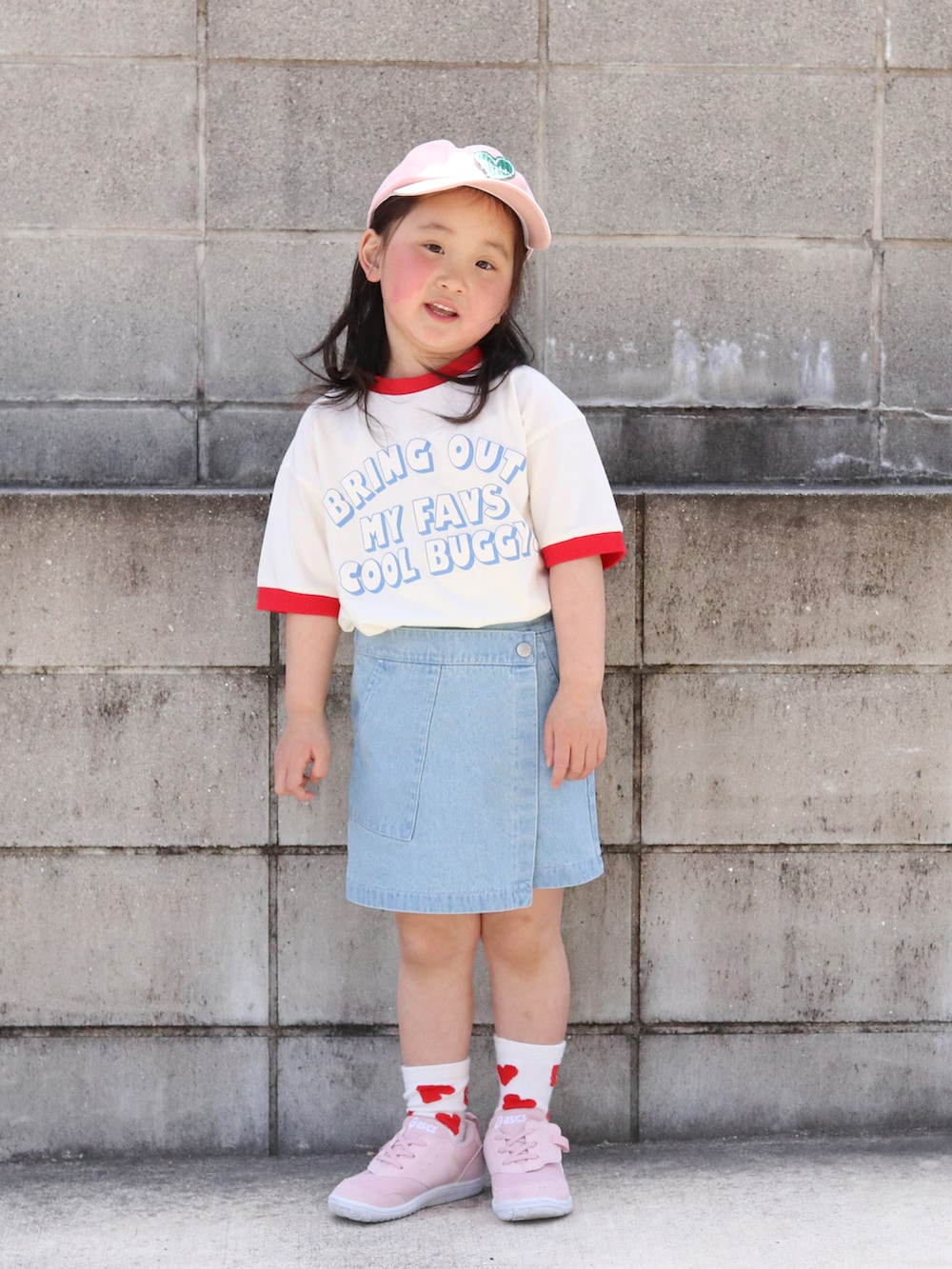 レッド系のTシャツ/カットソー、ブルー系のその他パンツ、ピンク系のスニーカーを着用したキッズの春コーディネートの2枚目の写真