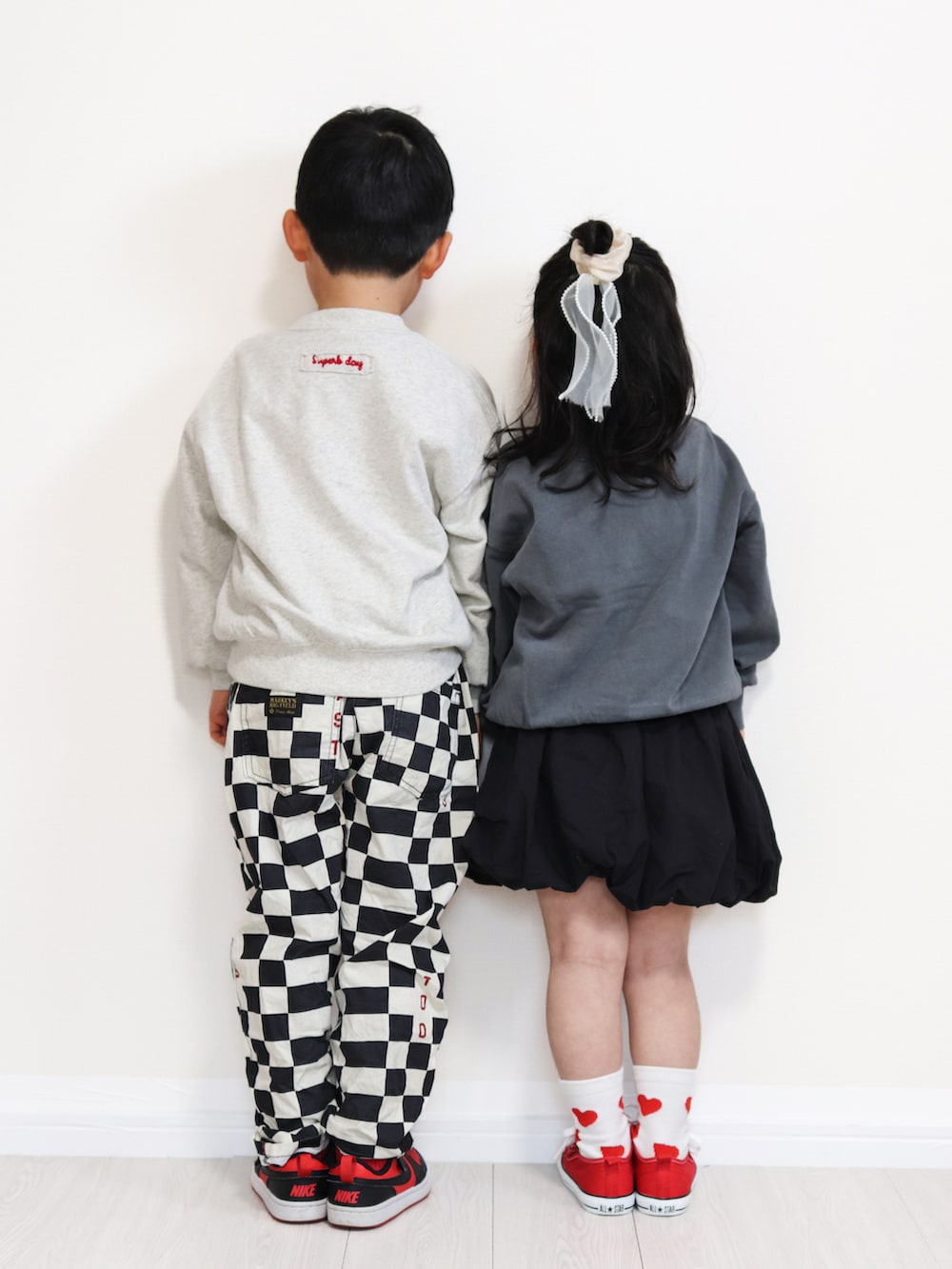 ホワイト系のスウェット、グレー系のスウェット、その他のその他パンツを着用したキッズの春コーディネートの3枚目の写真