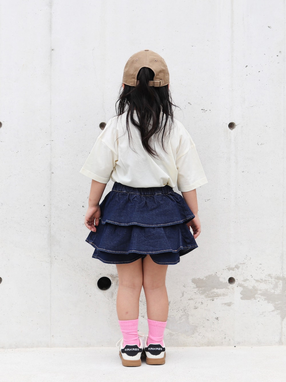 ホワイト系のスニーカー、ホワイト系のTシャツ/カットソー、ブルー系のデニムパンツを着用したキッズの夏コーディネートの4枚目の写真