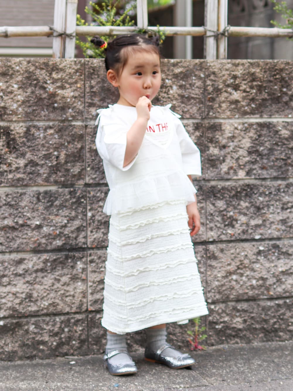 ホワイト系のTシャツ/カットソー、ホワイト系のワンピース、ホワイト系のキャミソールを着用したキッズの春コーディネートの2枚目の写真
