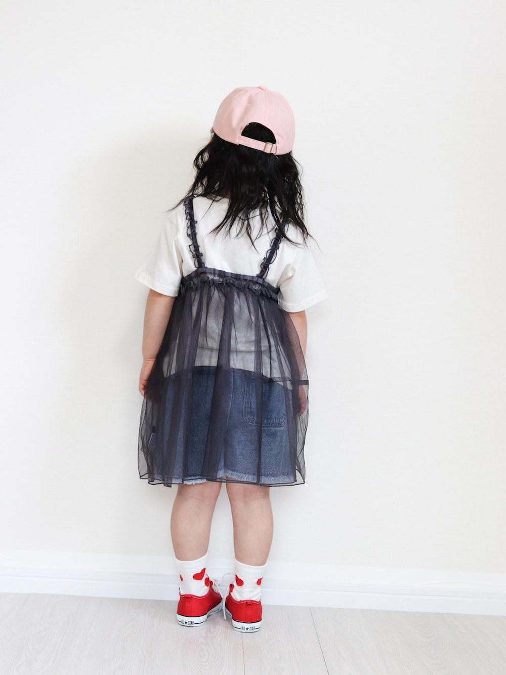 グレー系のTシャツ/カットソー、レッド系のスニーカー、ブルー系のその他パンツを着用したキッズの春コーディネートの3枚目の写真