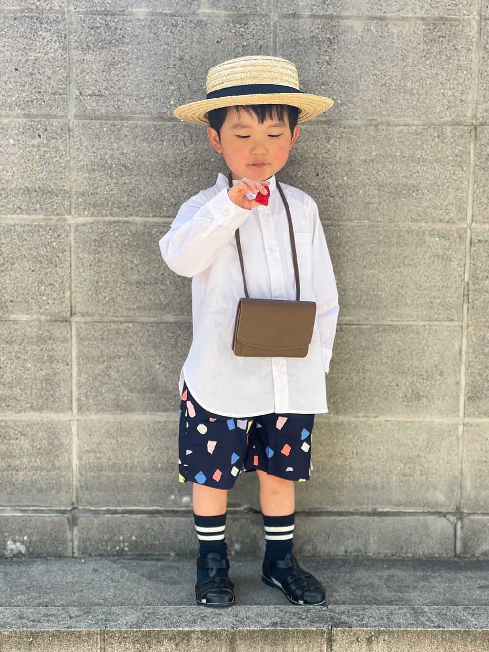 ホワイト系のシャツ/ブラウス、ブラウン系のバッグ、その他のパンツを着用したキッズの春コーディネートの4枚目の写真