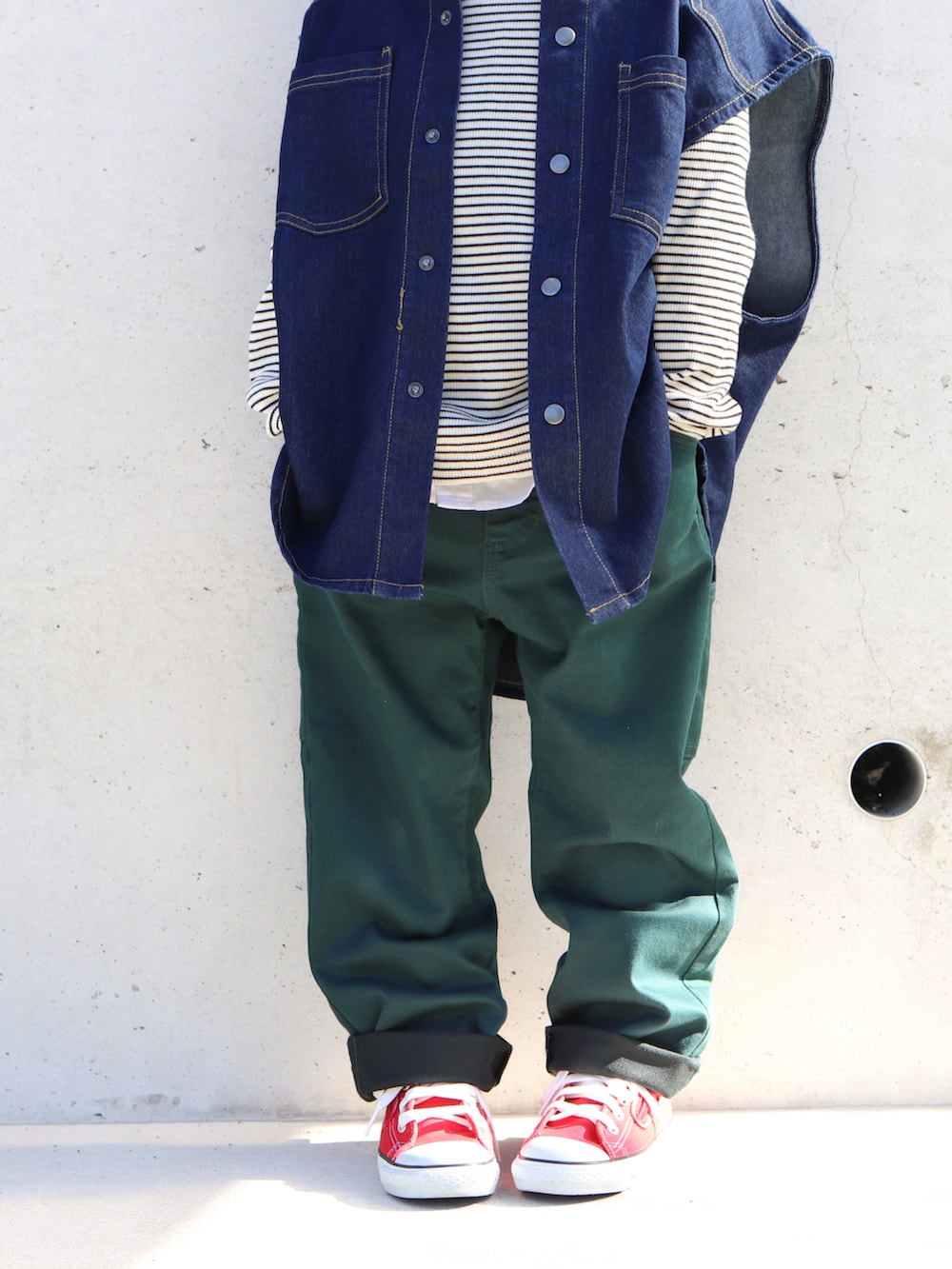 ホワイト系のトップス、ホワイト系のシャツ/ブラウス、ブルー系のベストを着用したキッズの秋コーディネートの4枚目の写真