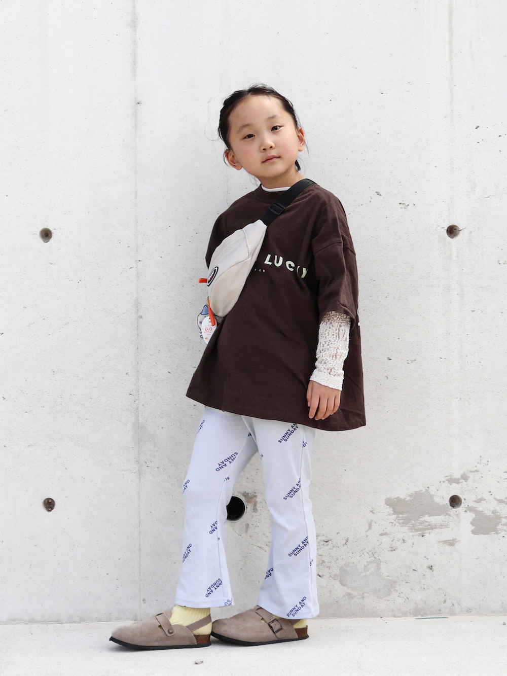 ホワイト系のTシャツ/カットソー、ホワイト系のボディバッグ/ウエストポーチ、ブラウン系のTシャツ/カットソーを着用したキッズの夏コーディネートの4枚目の写真