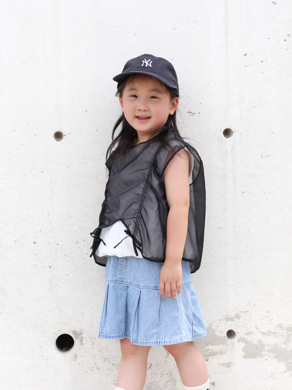 ホワイト系のTシャツ/カットソー、ブラック系のシャツ/ブラウス、ブルー系のデニムスカートを着用したキッズの春コーディネートの5枚目の写真