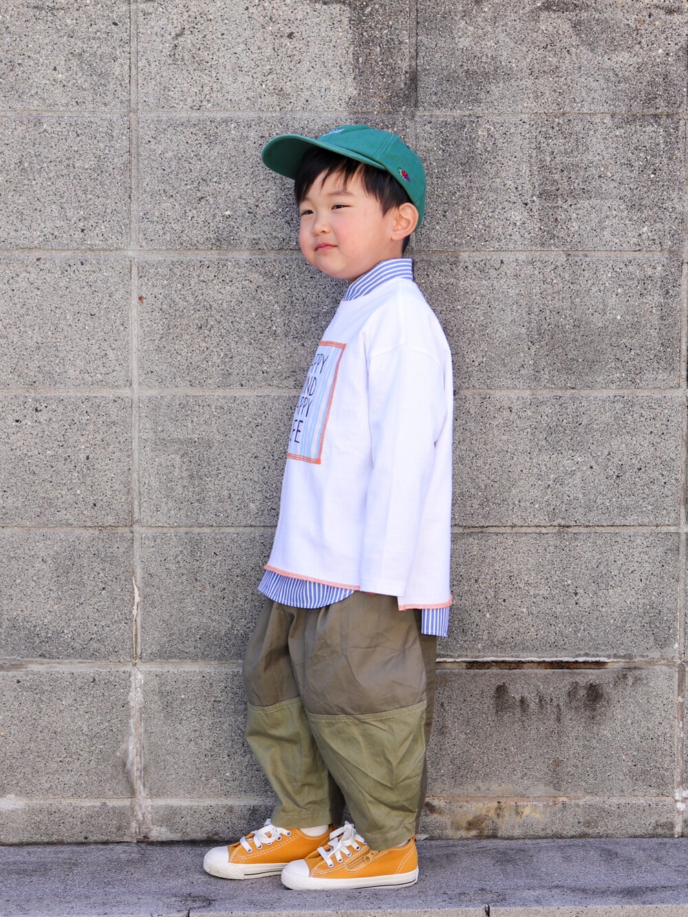 ベージュ系のナイロンジャケット、ブルー系のTシャツ/カットソー、ブルー系のシャツ/ブラウスを着用したキッズの冬コーディネートの5枚目の写真