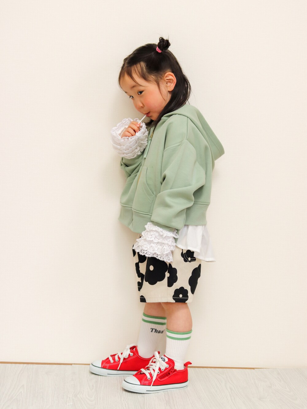 「春のNewスタイル、ショートパンツ、レイヤードスタイル、パステルカラー、スニーカー、春コーデ、春色、パーカー、お出かけコーデ、休日スタイル、カジュアルコーデ、韓国子供服」｜「ikkaの【親子おそろい】GOKU楽 裾レイヤードダンボールジップパーカー（120~160cm）（パーカー、グリーン系）」を使った、yuto@airiさん（キッズ・90cm）の春コーディネートの2枚目の写真
