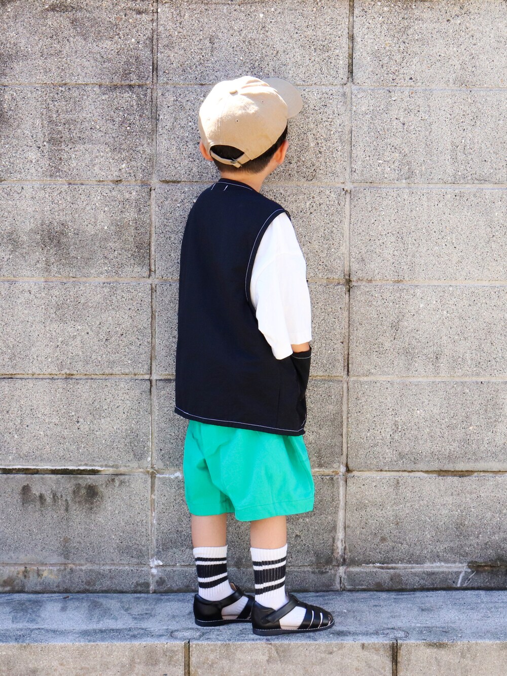 ホワイト系のTシャツ/カットソー、ブラック系のベスト、グリーン系のその他パンツを着用したキッズの夏コーディネートの2枚目の写真