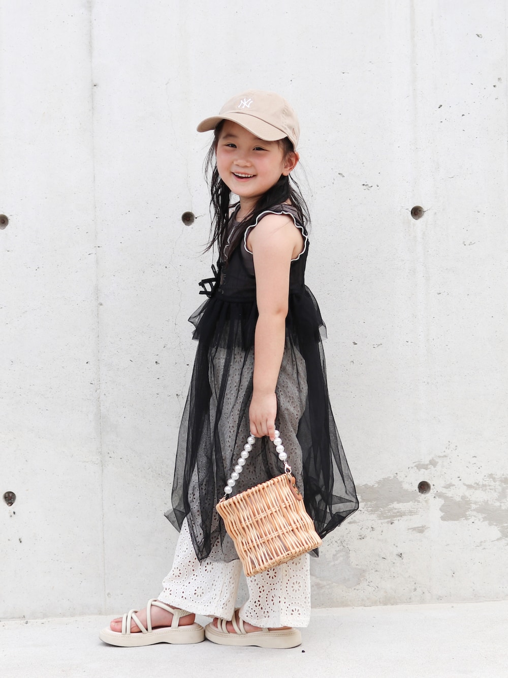 グレー系のタンクトップ、ホワイト系のその他パンツ、ブラック系のワンピースを着用したキッズの夏コーディネートの3枚目の写真