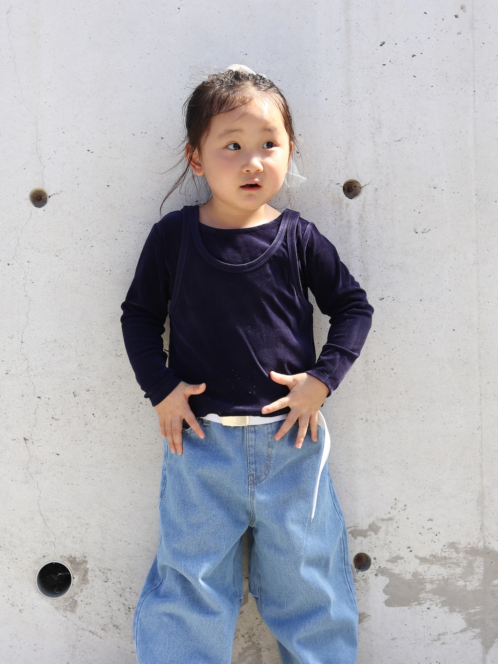 ブルー系のTシャツ/カットソー、ブルー系のデニムパンツ、ベージュ系のバレエシューズを着用したキッズの秋コーディネートの2枚目の写真