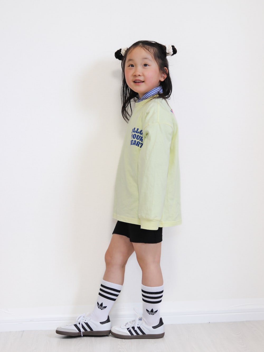 イエロー系のTシャツ/カットソー、ブルー系のシャツ/ブラウス、ブラック系のその他パンツを着用したキッズの春コーディネートの2枚目の写真