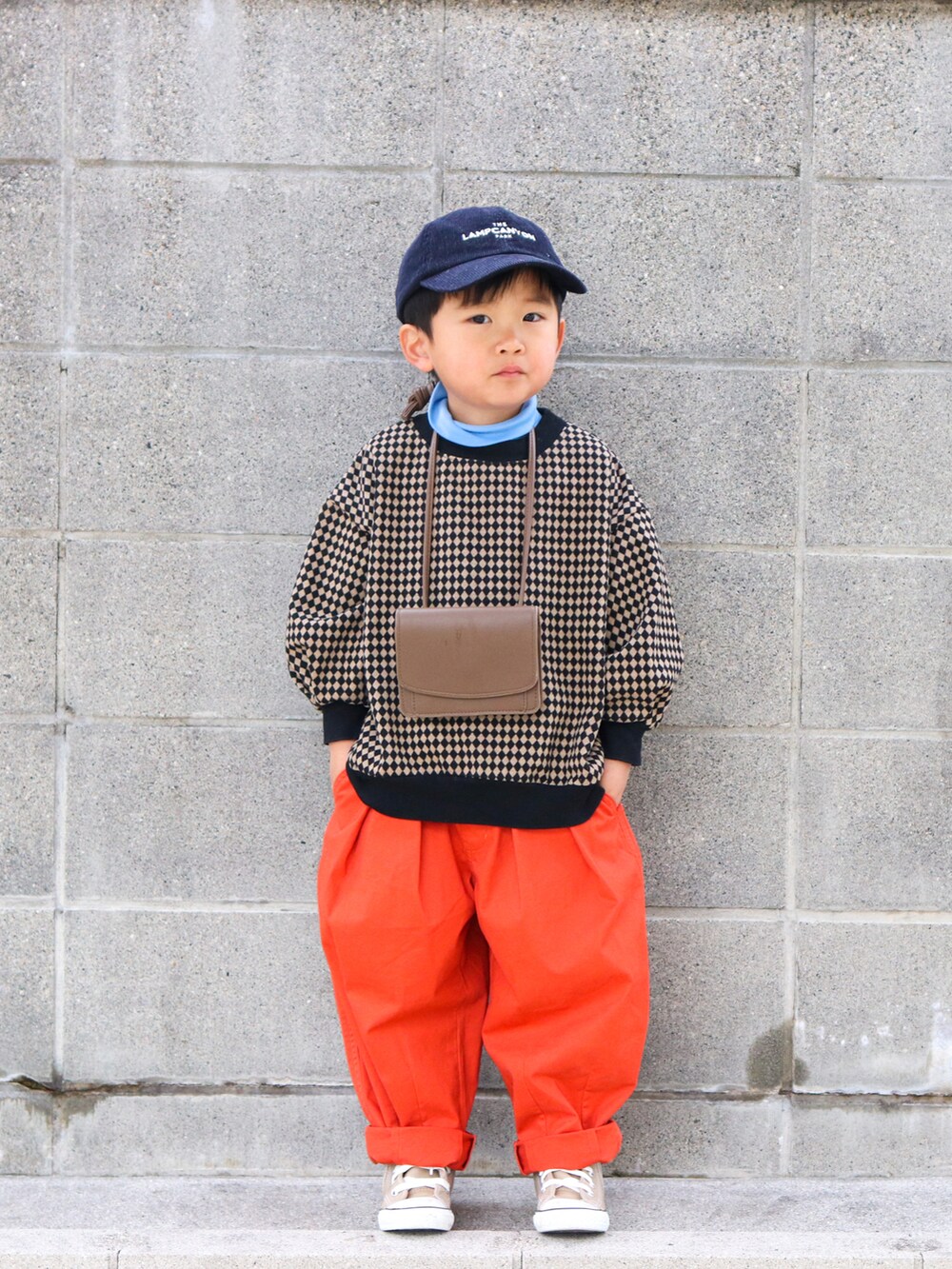 ベージュ系のTシャツ/カットソー、ブルー系のTシャツ/カットソー、ベージュ系のスニーカーを着用したキッズの冬コーディネートの2枚目の写真