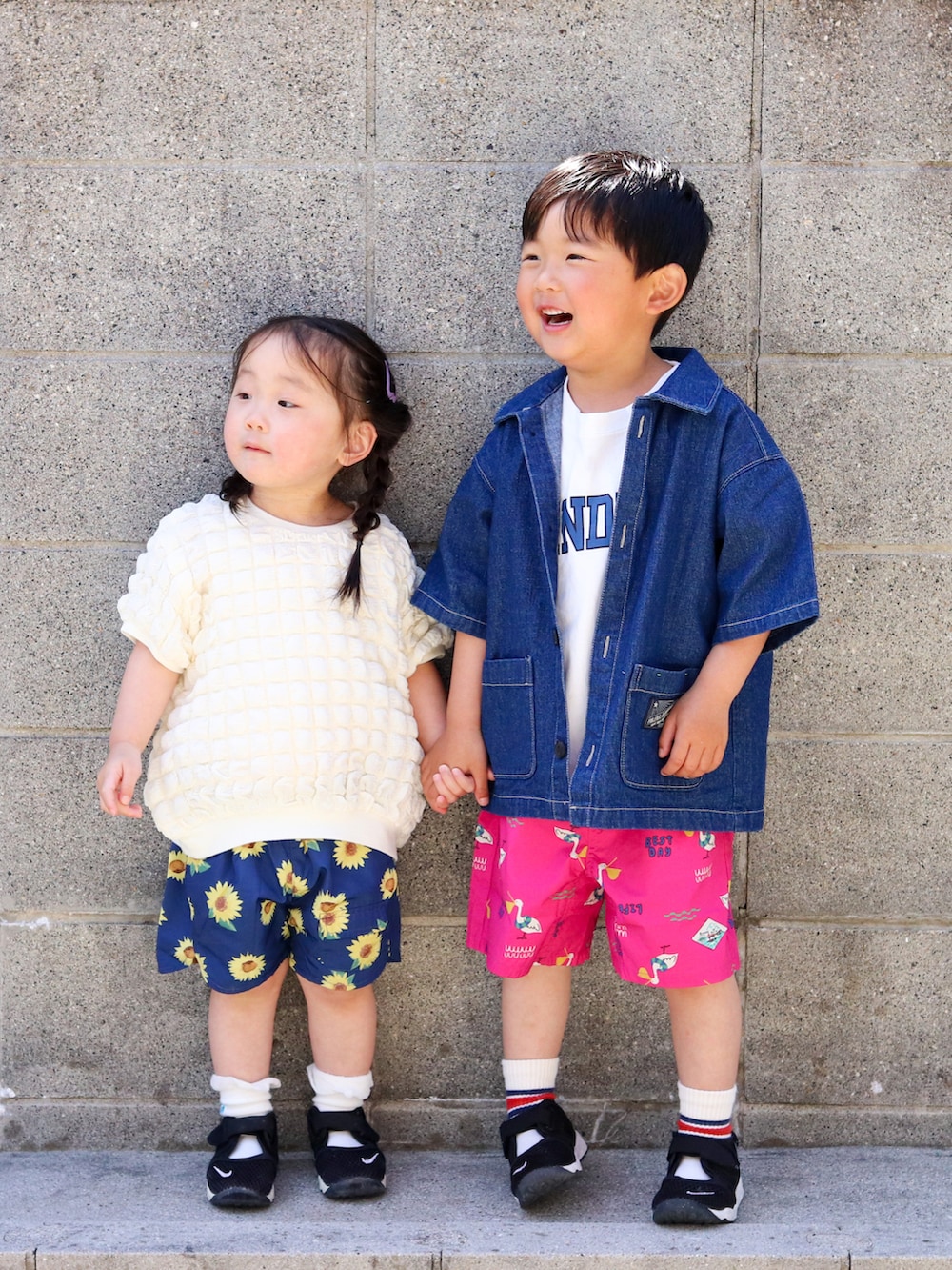 ブルー系のその他パンツ、レッド系のその他パンツ、ホワイト系のTシャツ/カットソーを着用したキッズの春コーディネートの2枚目の写真