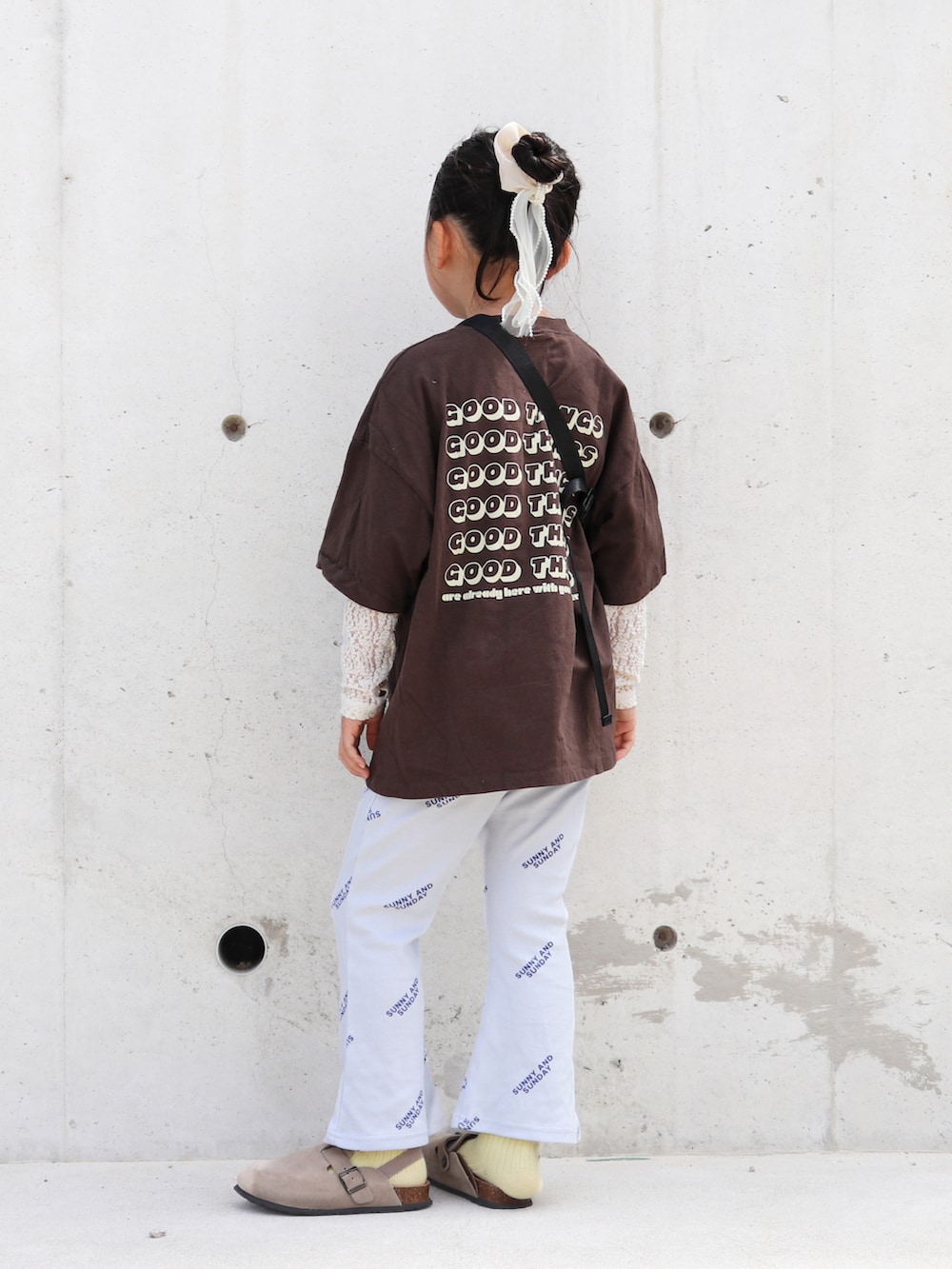 ホワイト系のTシャツ/カットソー、ホワイト系のボディバッグ/ウエストポーチ、ブラウン系のTシャツ/カットソーを着用したキッズの夏コーディネートの5枚目の写真