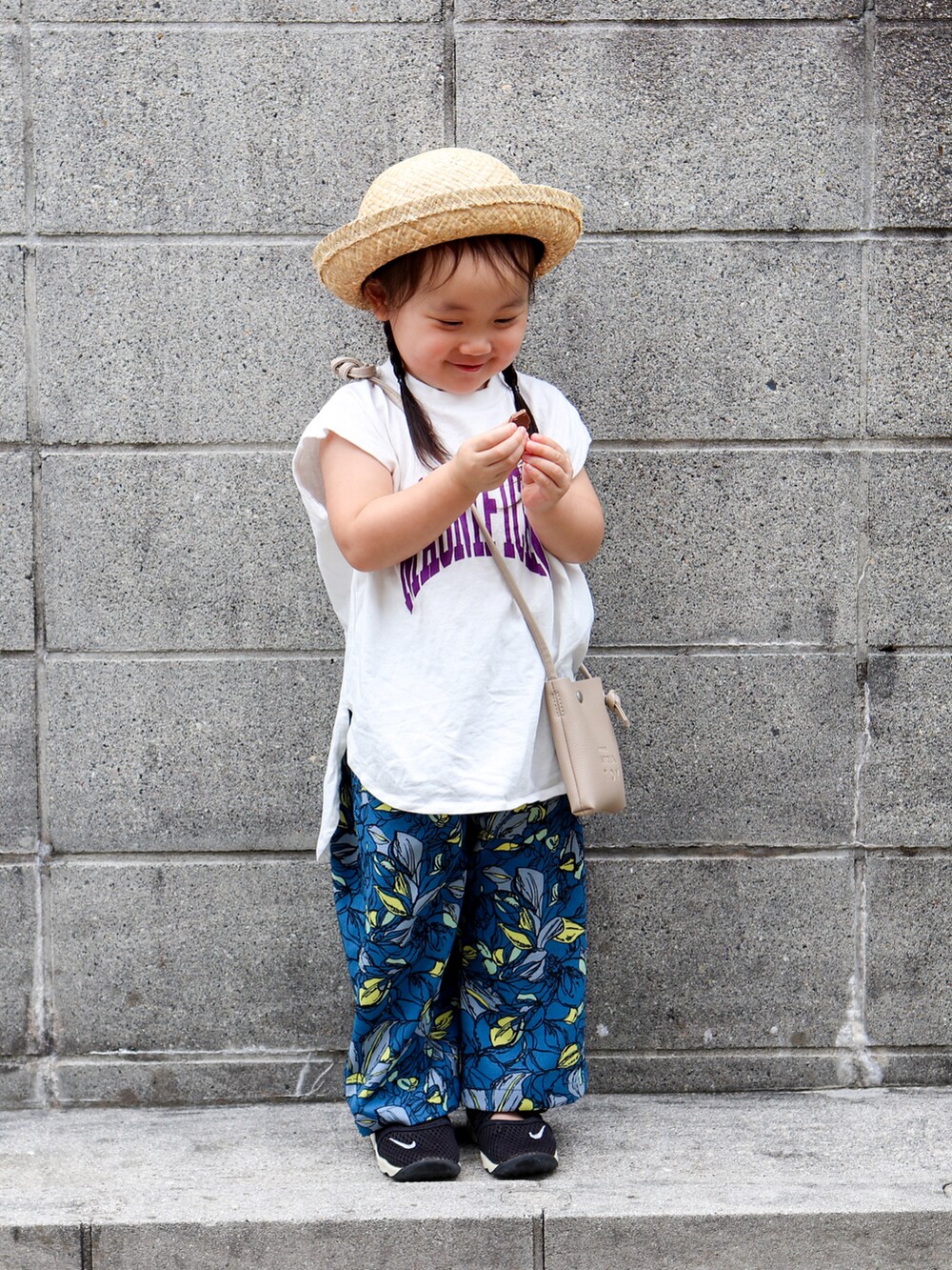 ホワイト系のTシャツ/カットソー、ブルー系のその他パンツ、ブラック系のスニーカーを着用したキッズの夏コーディネートの3枚目の写真
