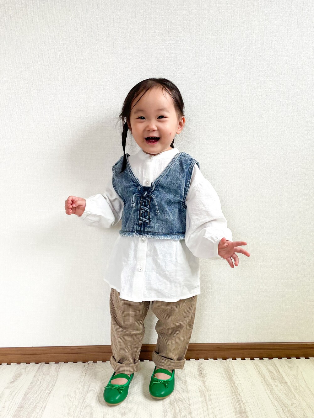 ホワイト系のシャツ/ブラウス、ベージュ系のパンツ、グリーン系のバレエシューズを着用したキッズの秋コーディネートの4枚目の写真