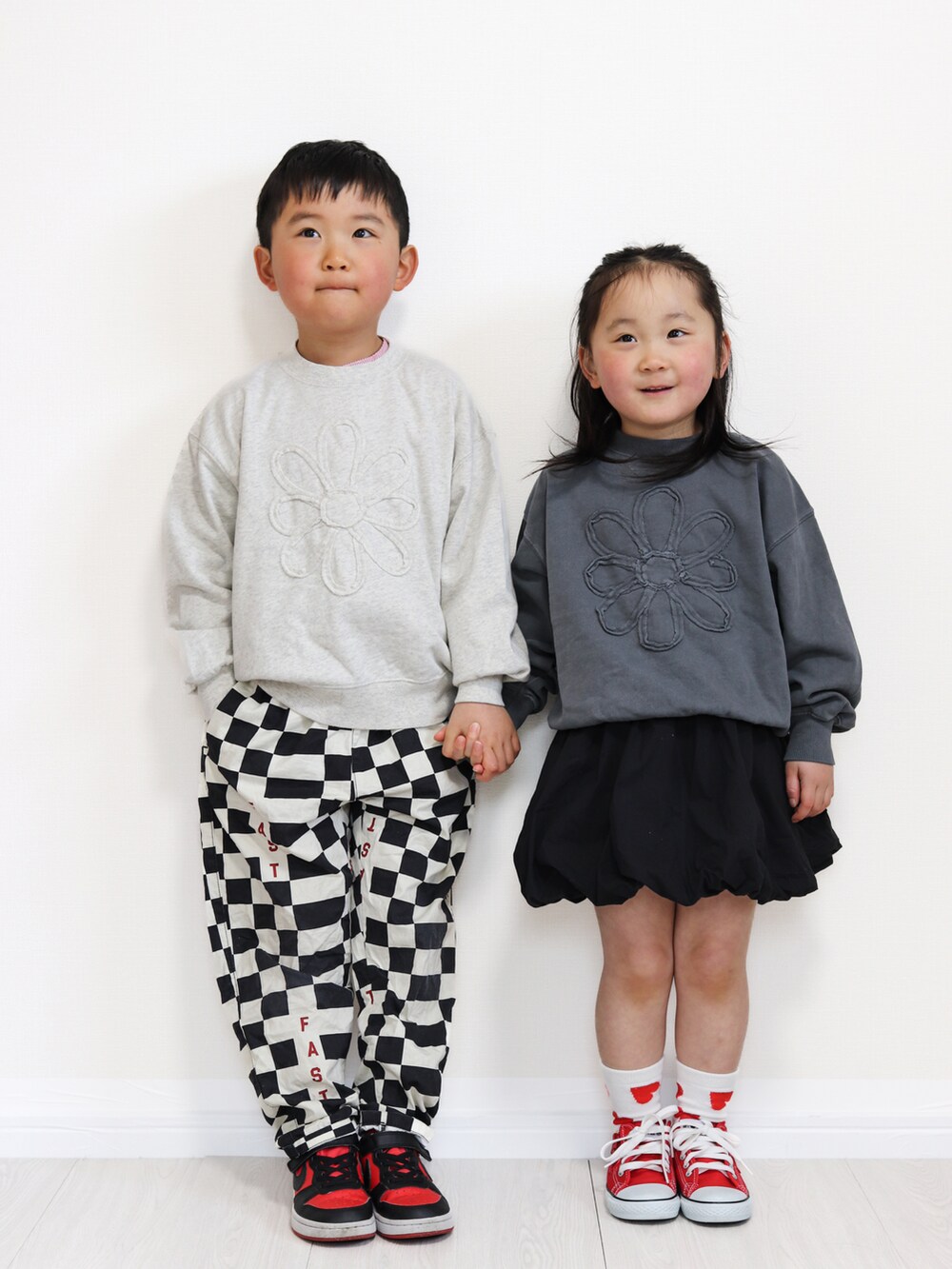 ホワイト系のスウェット、グレー系のスウェット、その他のその他パンツを着用したキッズの春コーディネートの4枚目の写真