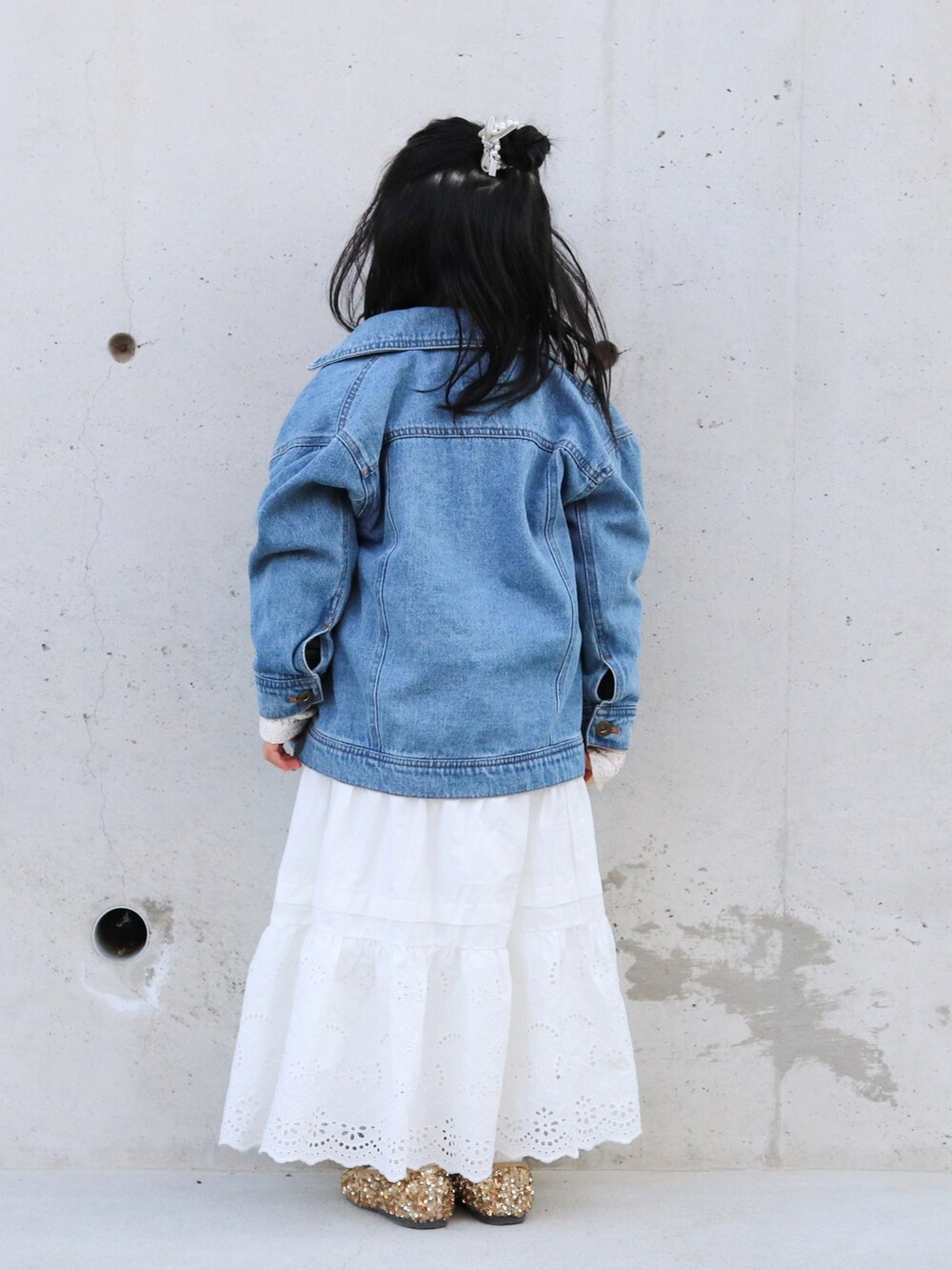 ブルー系のデニムジャケット、グレー系のスウェット、ホワイト系のTシャツ/カットソーを着用したキッズの冬コーディネートの3枚目の写真