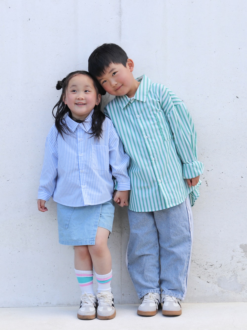 ブルー系のシャツ/ブラウス、グリーン系のシャツ/ブラウス、ブルー系のその他パンツを着用したキッズの春コーディネートの2枚目の写真