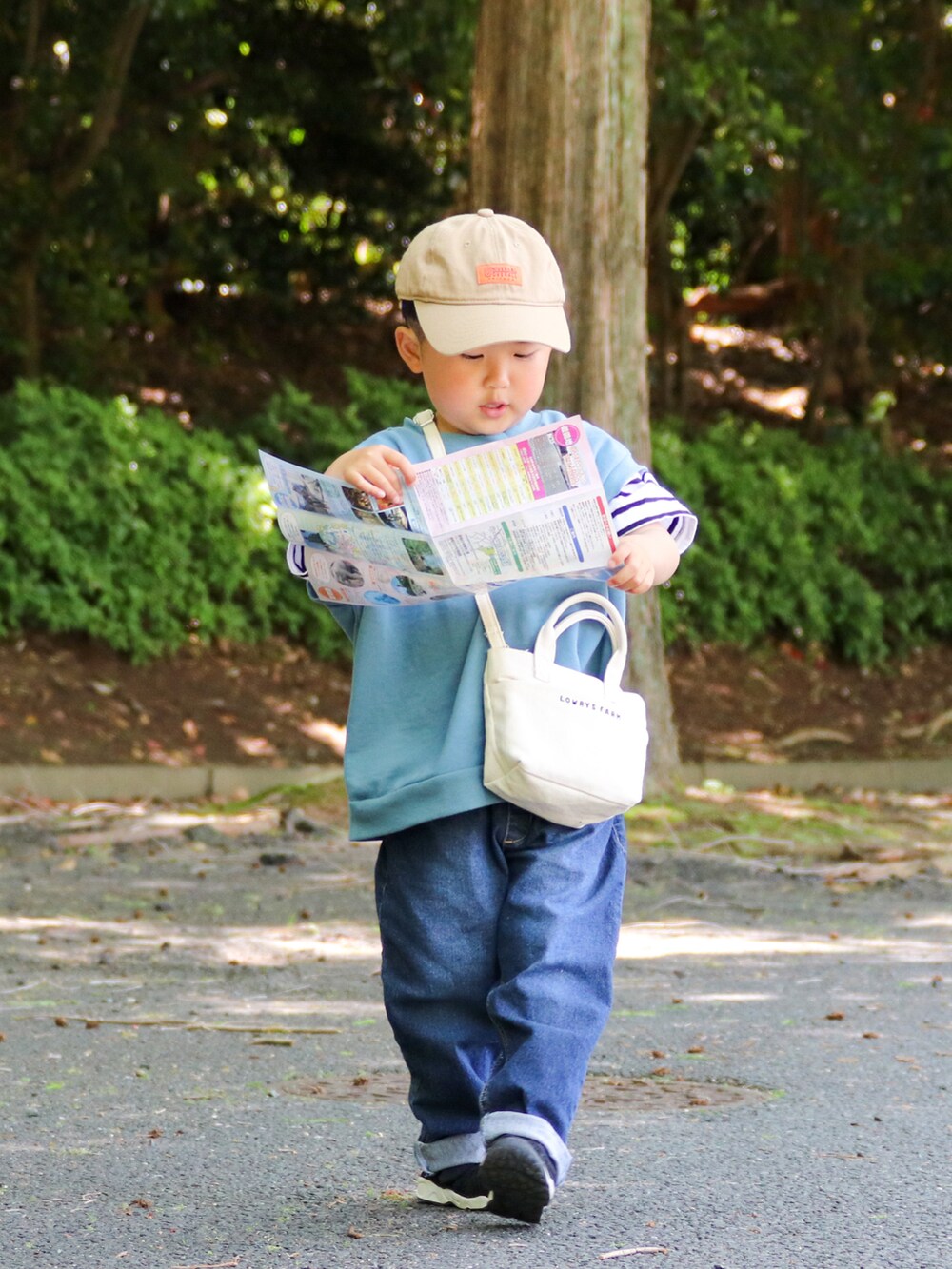 ブラック系のTシャツ/カットソー、ブルー系のTシャツ/カットソー、ブルー系のデニムパンツを着用したキッズの春コーディネートの2枚目の写真