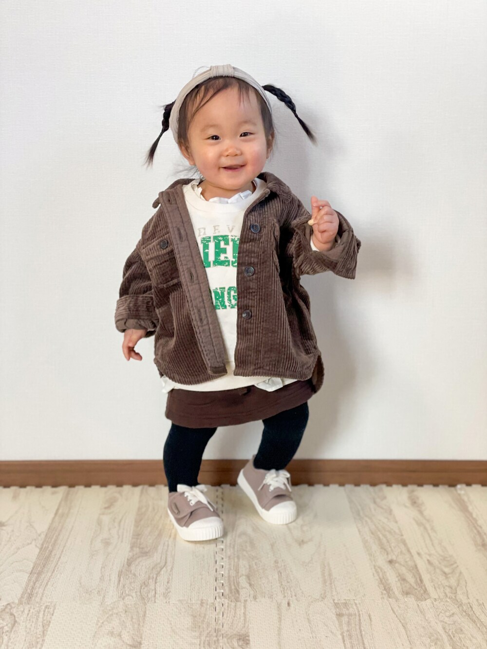 ブラウン系のシャツ/ブラウス、ホワイト系のスウェット、ブラウン系のスカートを着用したキッズの冬コーディネートの4枚目の写真