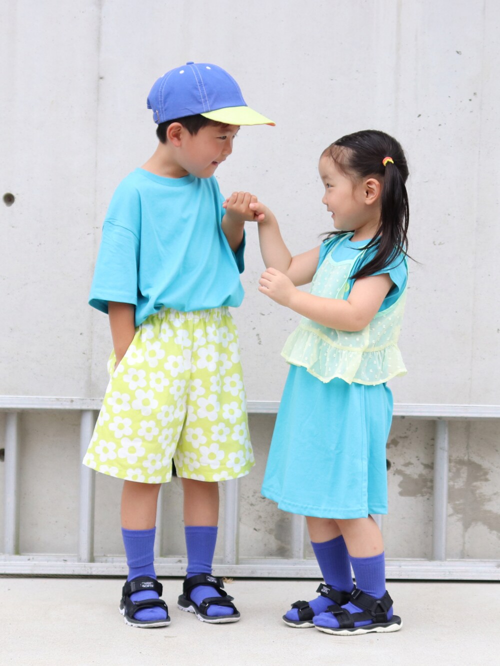 ブルー系のTシャツ/カットソー、グリーン系のその他パンツ、ブルー系のワンピースを着用したキッズの夏コーディネートの5枚目の写真