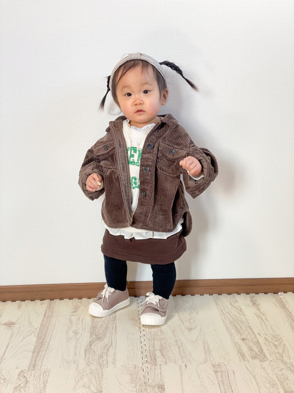 ブラウン系のシャツ/ブラウス、ホワイト系のスウェット、ブラウン系のスカートを着用したキッズの冬コーディネートの2枚目の写真