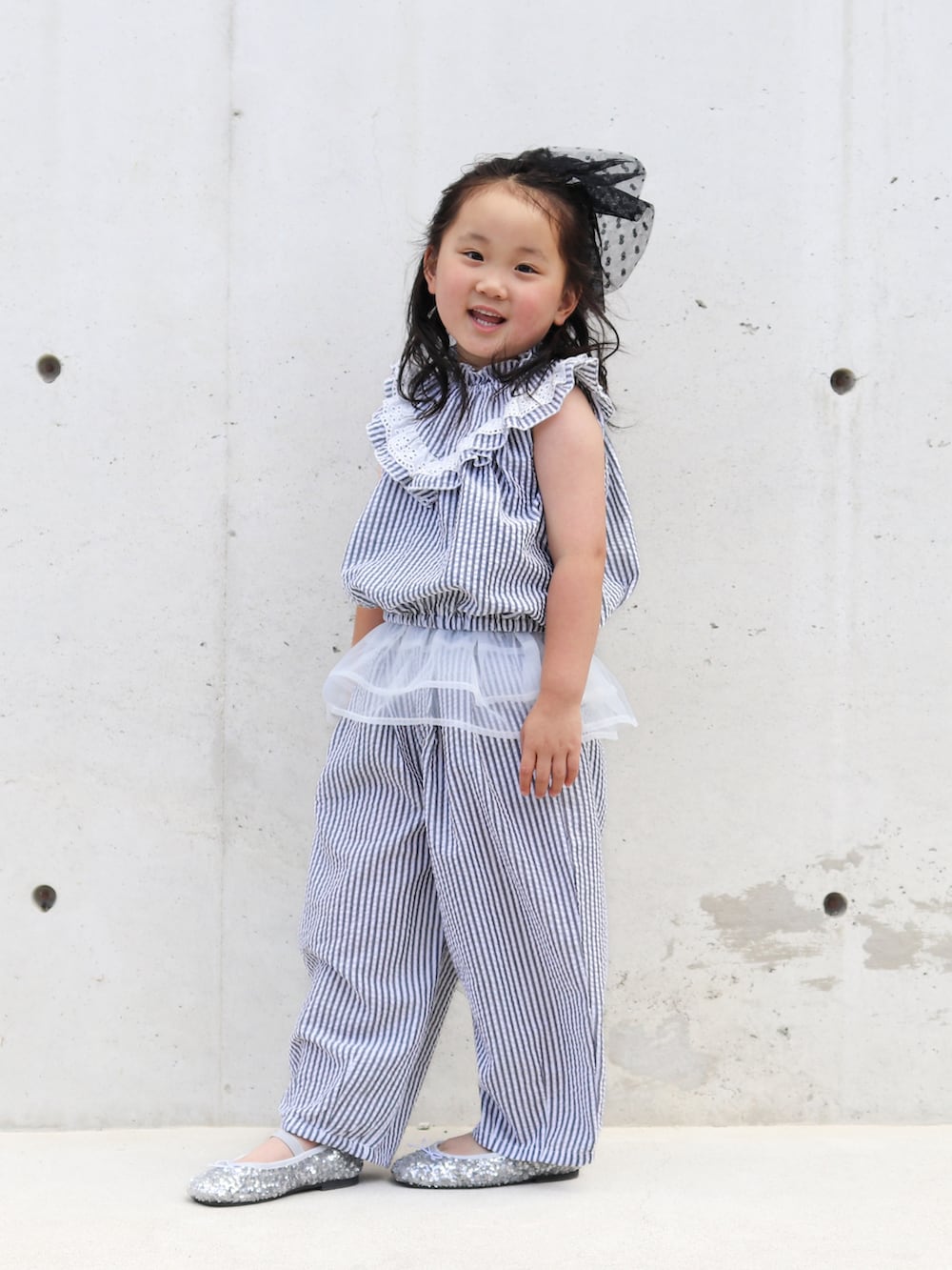 ブラック系のシャツ/ブラウス、グレー系のその他パンツ、シルバー系のバレエシューズを着用したキッズの夏コーディネートの2枚目の写真