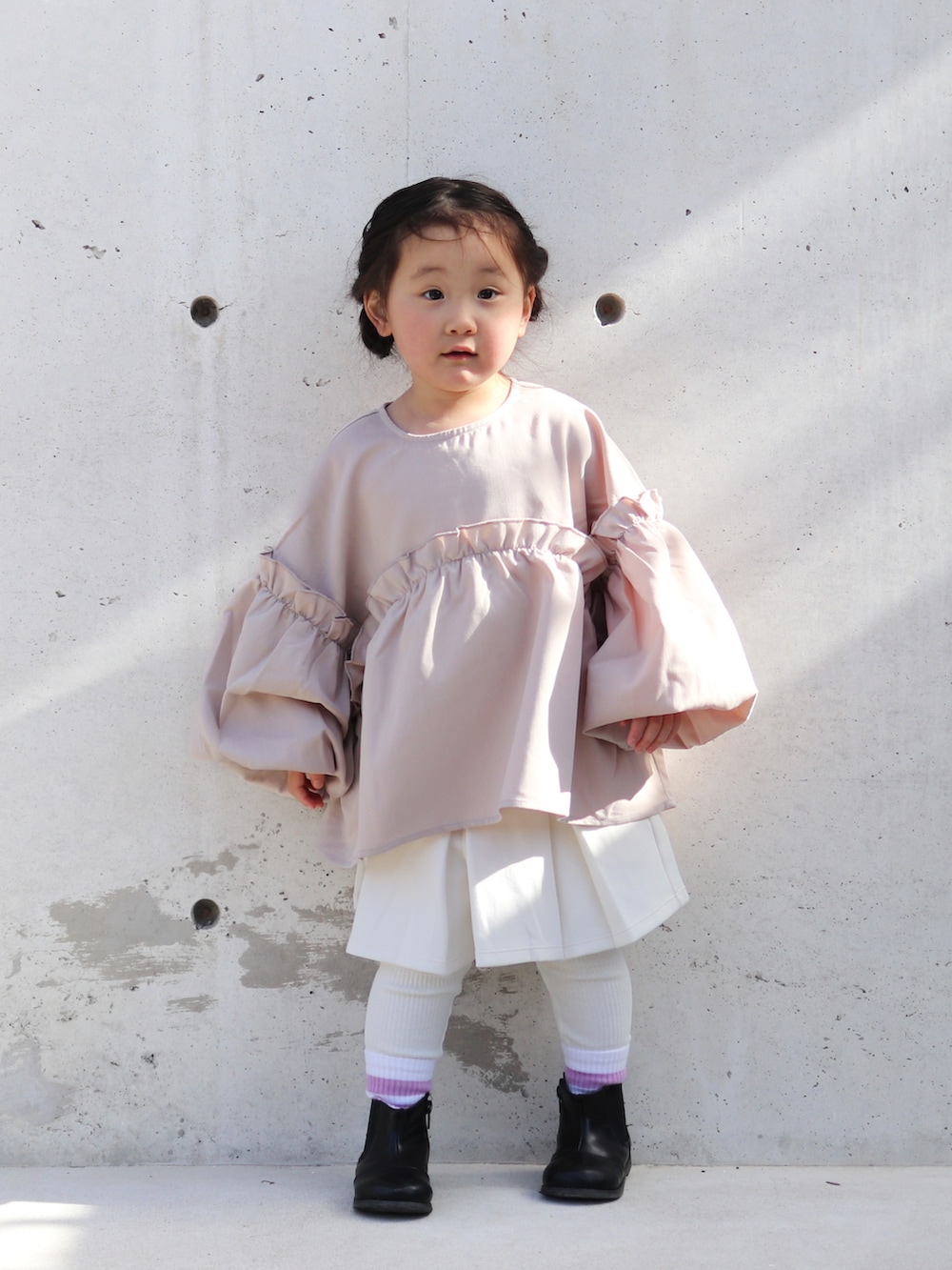 ベージュ系のシャツ/ブラウス、グレー系のスカート、ブラック系のブーツを着用したキッズの冬コーディネートの2枚目の写真