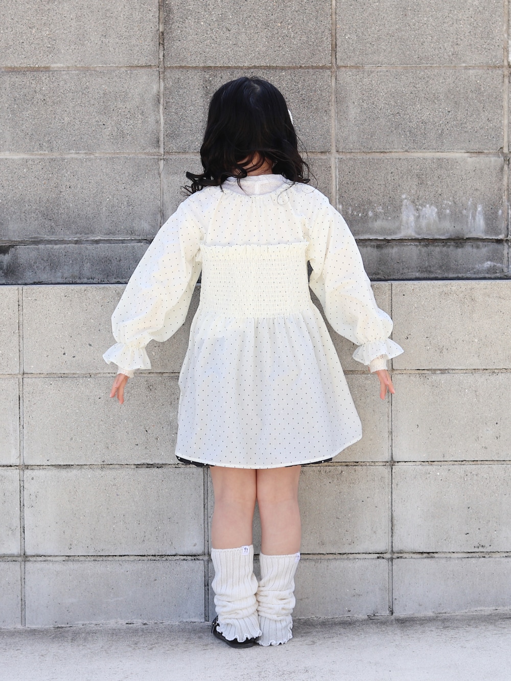 ホワイト系のシャツ/ブラウス、ホワイト系のTシャツ/カットソー、ブラック系のスカートを着用したキッズの春コーディネートの3枚目の写真