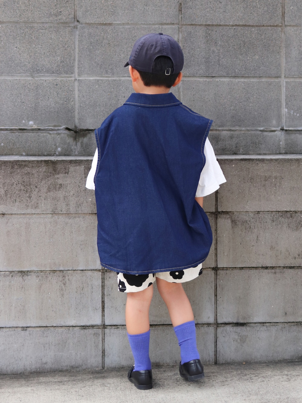 ホワイト系のTシャツ/カットソー、ブルー系のベスト、ホワイト系のその他パンツを着用したキッズの夏コーディネートの3枚目の写真