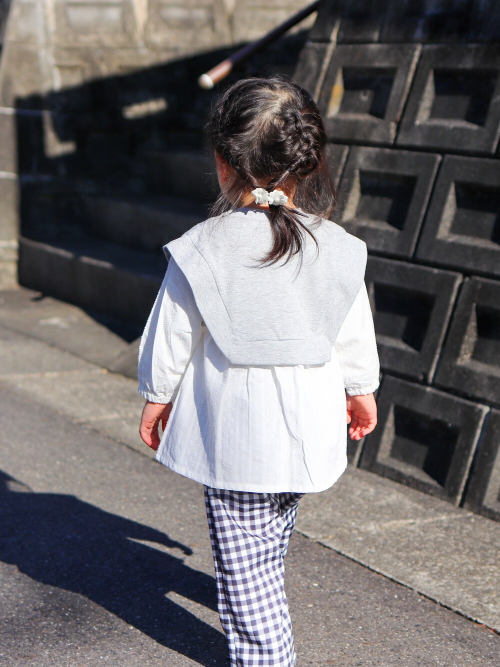 グレー系のその他トップス、その他のその他パンツ、ブラック系のスニーカーを着用したキッズの冬コーディネートの4枚目の写真