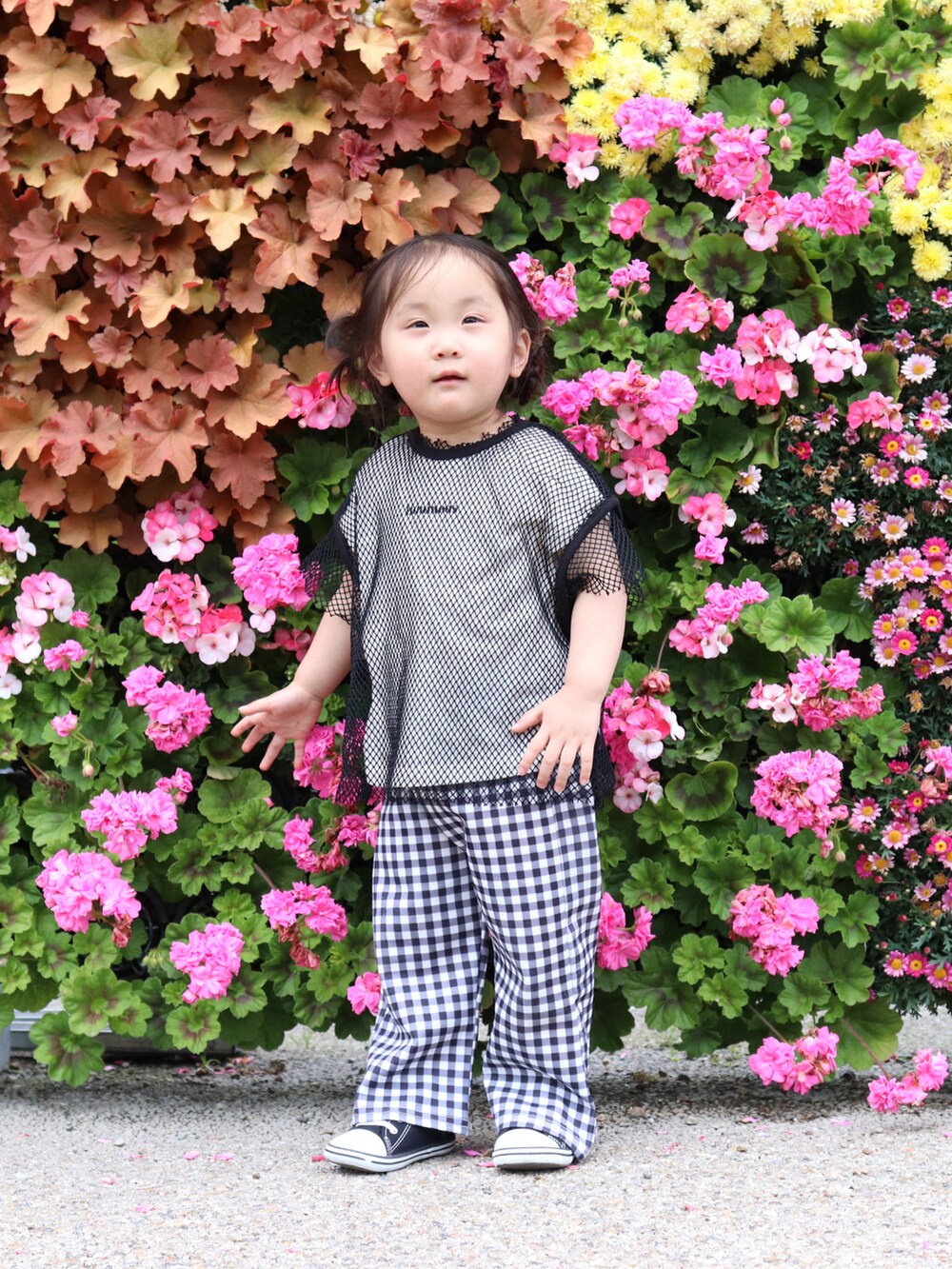 ピンク系のTシャツ/カットソー、ブラック系のベスト、その他のその他パンツを着用したキッズの春コーディネートの4枚目の写真