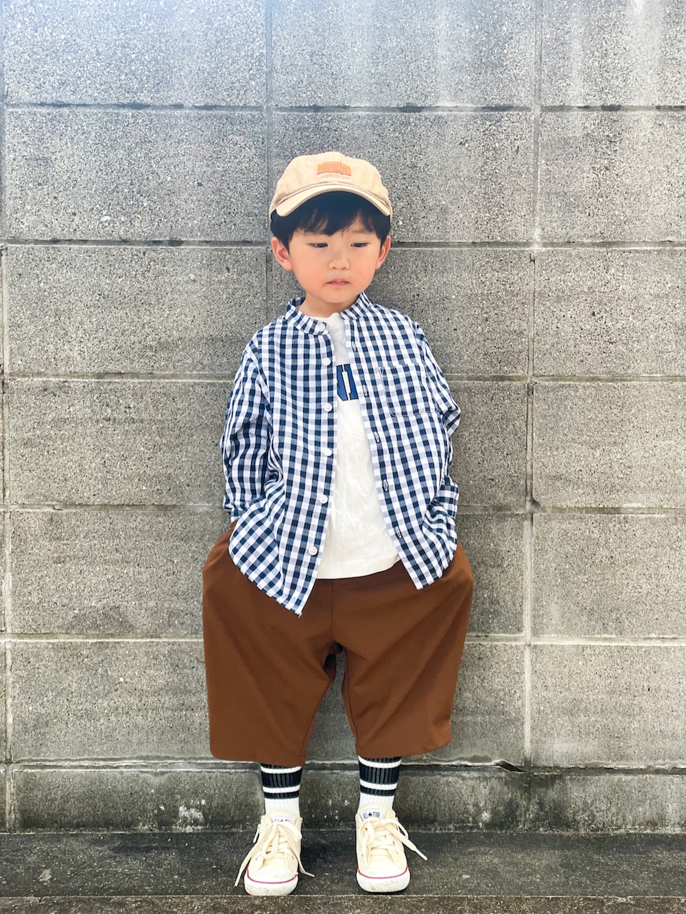 ブルー系のシャツ/ブラウス、ホワイト系のTシャツ/カットソー、ブラウン系のパンツを着用したキッズの秋コーディネートの2枚目の写真