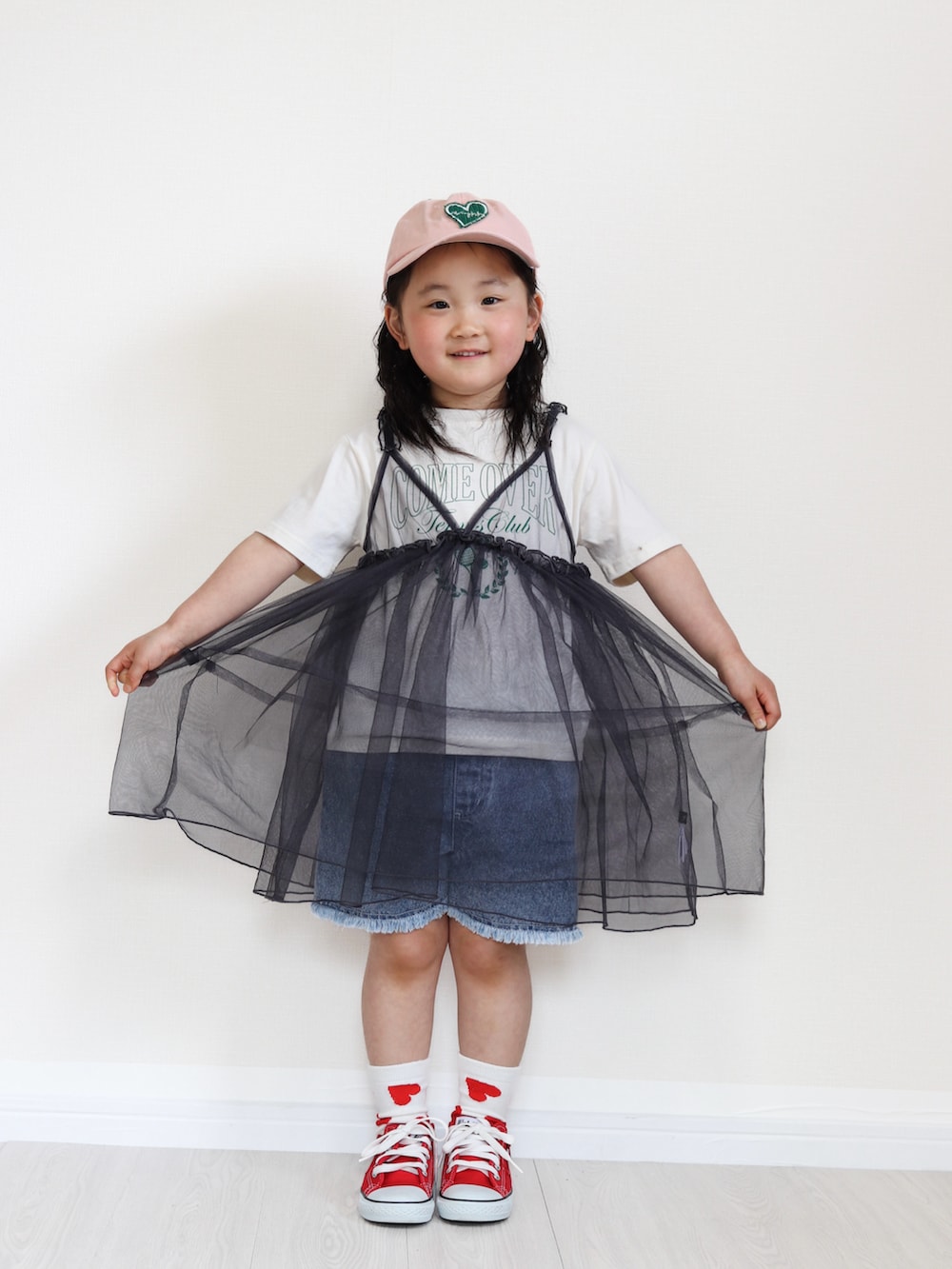 グレー系のTシャツ/カットソー、レッド系のスニーカー、ブルー系のその他パンツを着用したキッズの春コーディネートの4枚目の写真