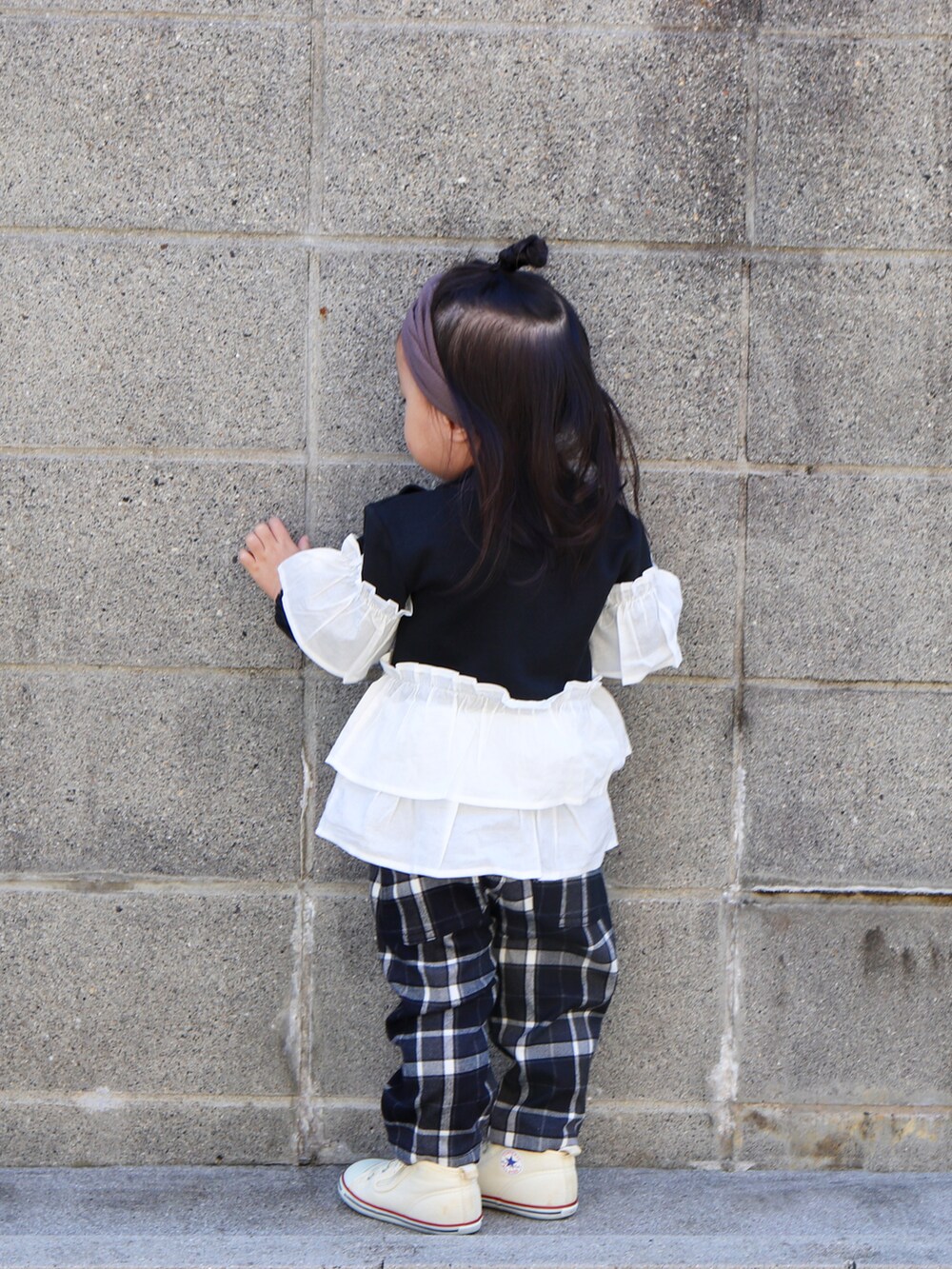 その他のスウェット、ブラック系のその他パンツ、ホワイト系のスニーカーを着用したキッズの秋コーディネートの3枚目の写真