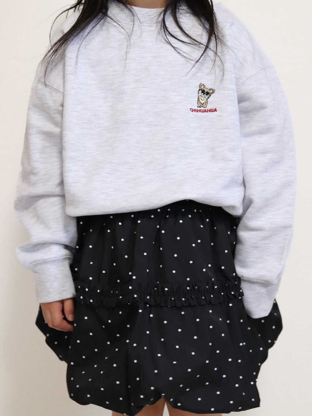 ブルー系のその他パンツ、ブルー系のTシャツ/カットソー、グレー系のTシャツ/カットソーを着用したキッズの冬コーディネートの5枚目の写真