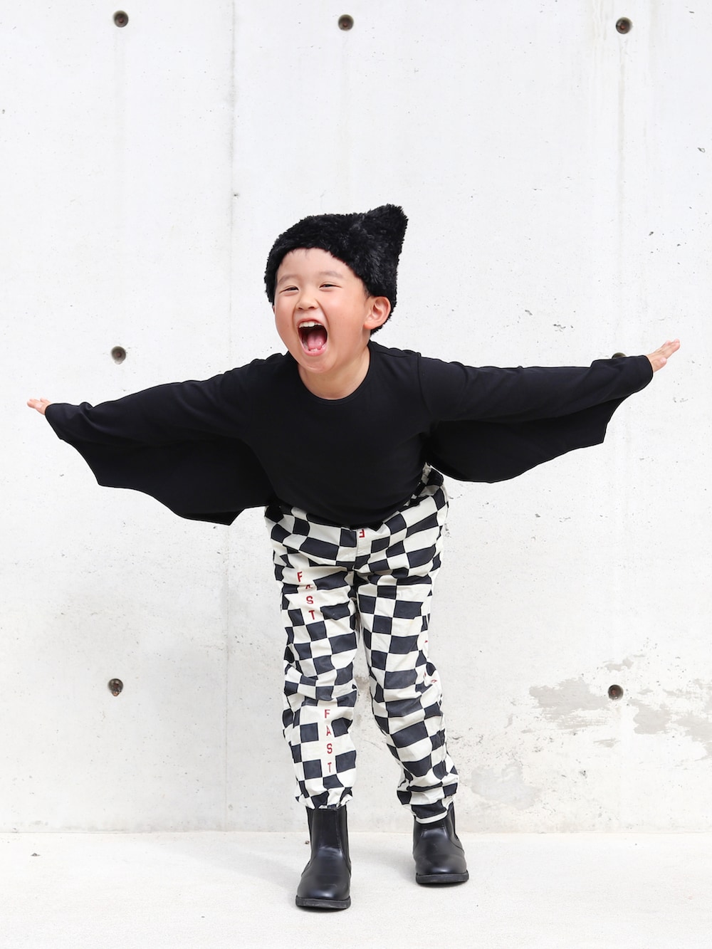 ブラック系のTシャツ/カットソー、ブラック系のブーツ、その他のその他パンツを着用したキッズの秋コーディネートの3枚目の写真