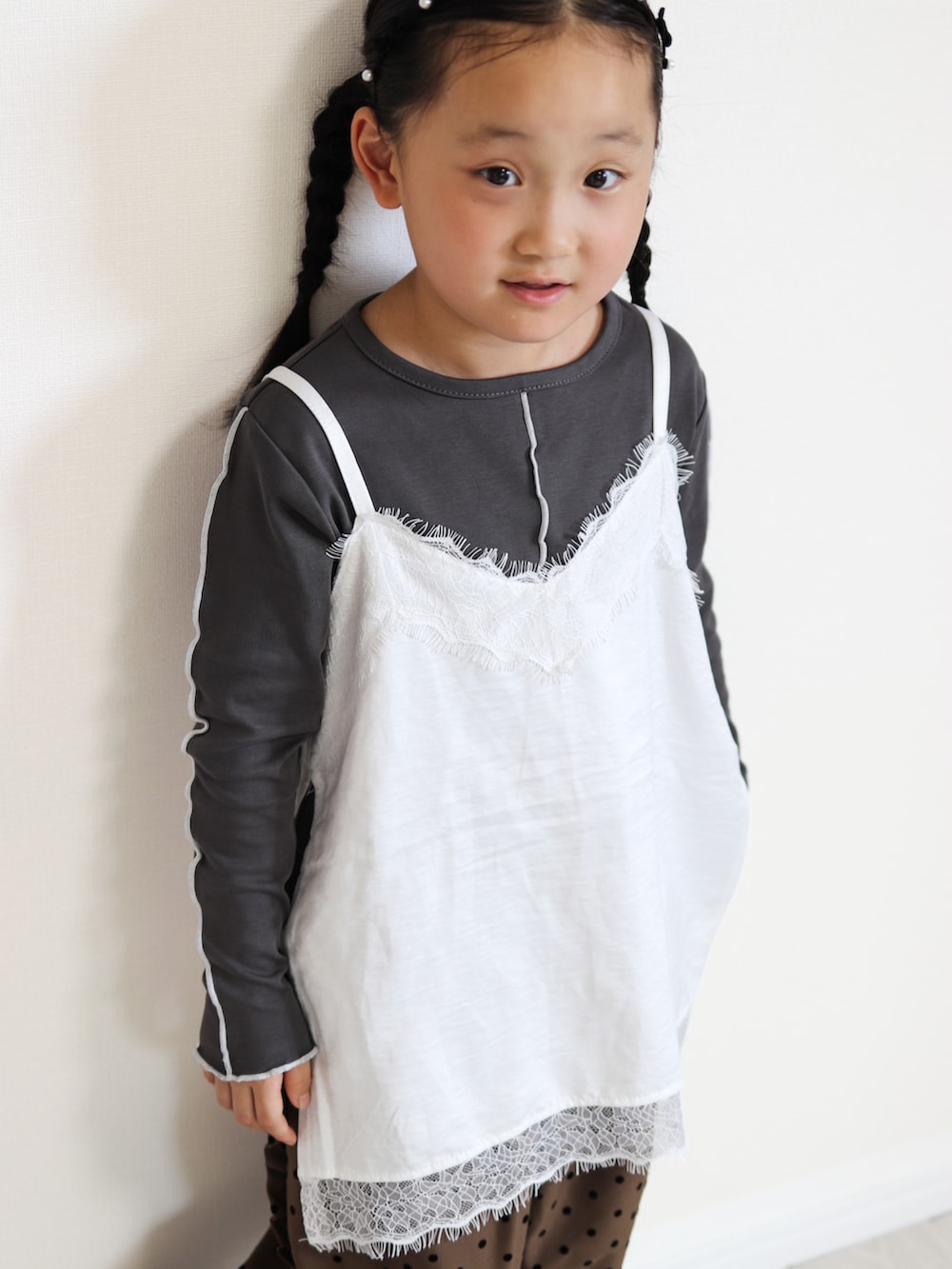 ホワイト系のTシャツ/カットソー、ブラウン系のその他パンツ、ブラウン系のシューズを着用したキッズの秋コーディネートの4枚目の写真