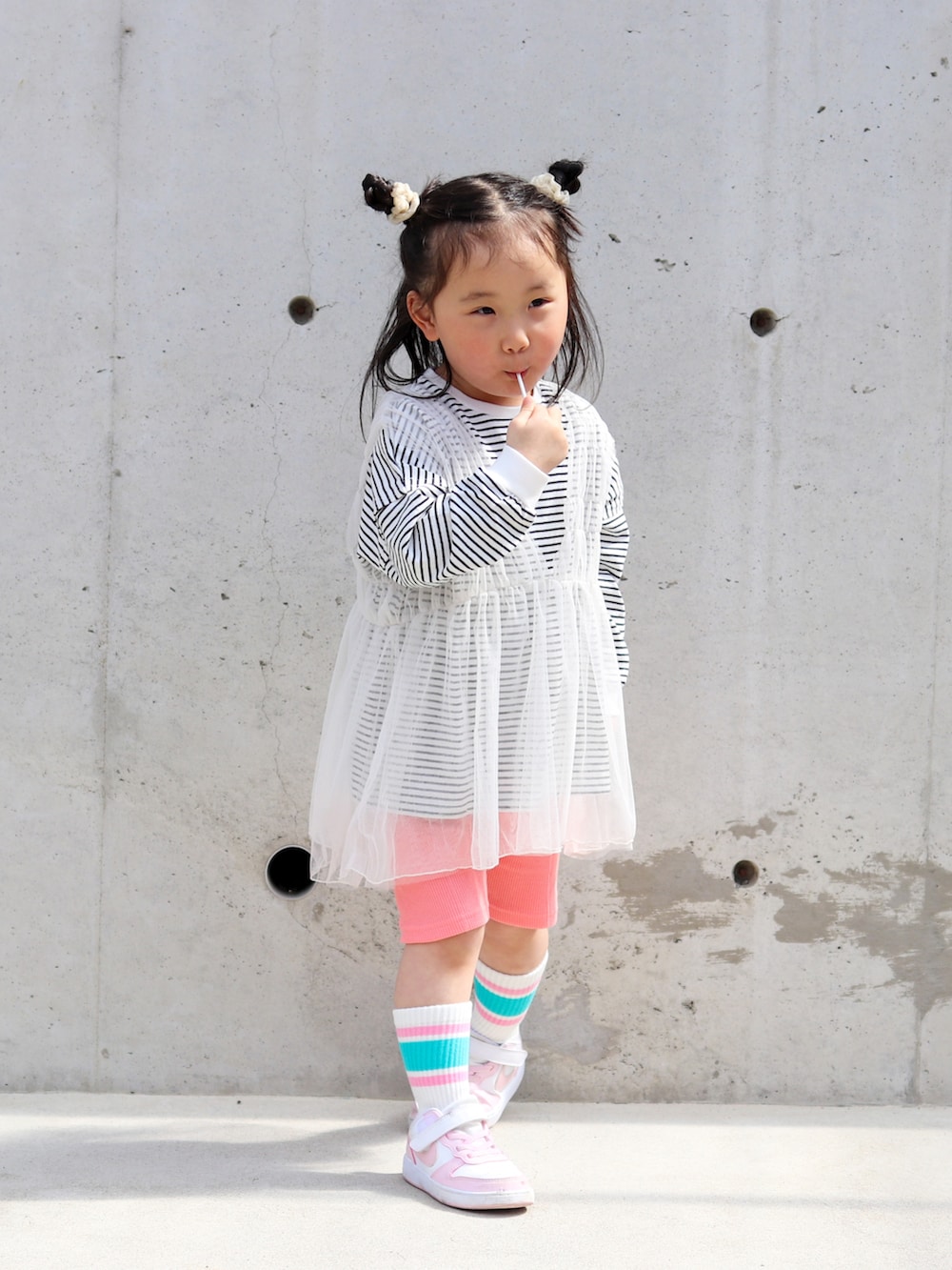 その他のTシャツ/カットソー、ホワイト系のチュニック、ホワイト系のスニーカーを着用したキッズの春コーディネートの2枚目の写真