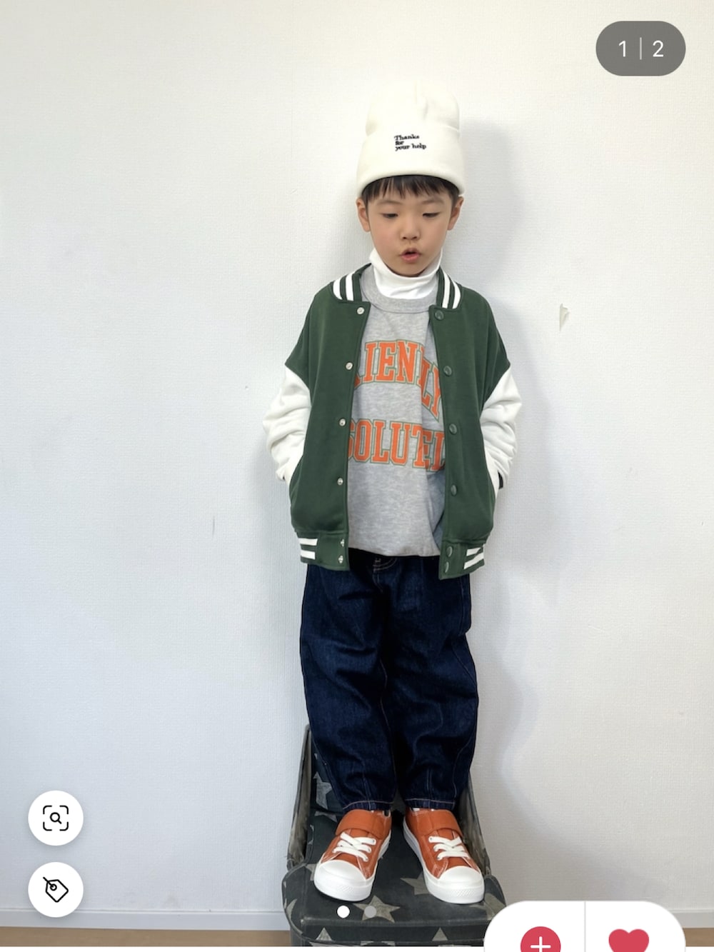 グリーン系のその他アウター、ホワイト系のスウェット、ホワイト系のニット/セーターを着用したキッズの冬コーディネートの3枚目の写真