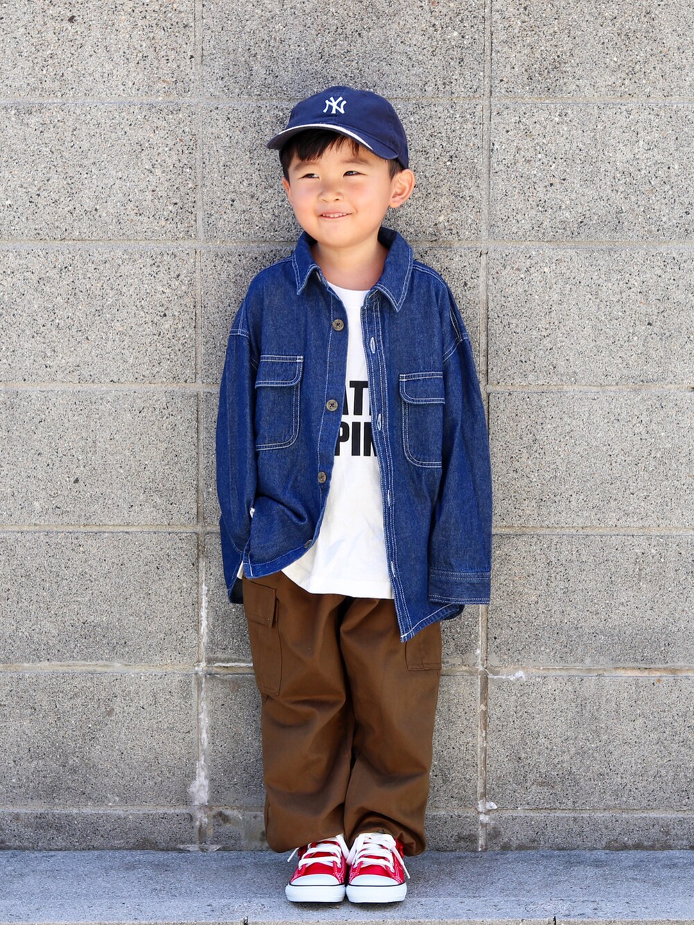 ブルー系のシャツ/ブラウス、ホワイト系のTシャツ/カットソー、ブラウン系のカーゴパンツを着用したキッズの秋コーディネートの2枚目の写真