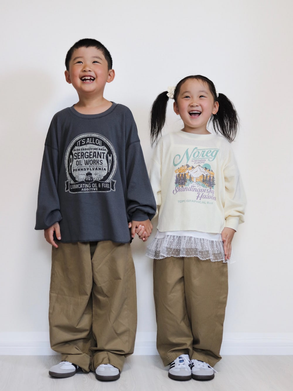 ホワイト系のスニーカー、ホワイト系のスニーカー、グレー系のTシャツ/カットソーを着用したキッズの秋コーディネートの2枚目の写真