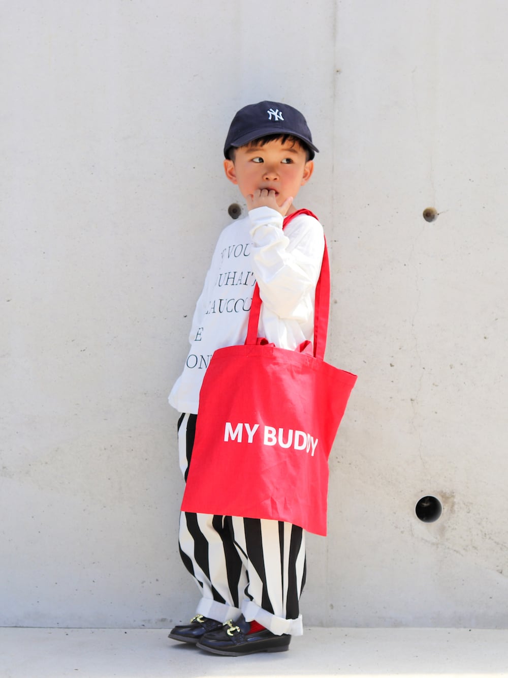 ホワイト系のTシャツ/カットソー、ブラック系のその他パンツ、ブラック系のローファーを着用したキッズの秋コーディネートの2枚目の写真