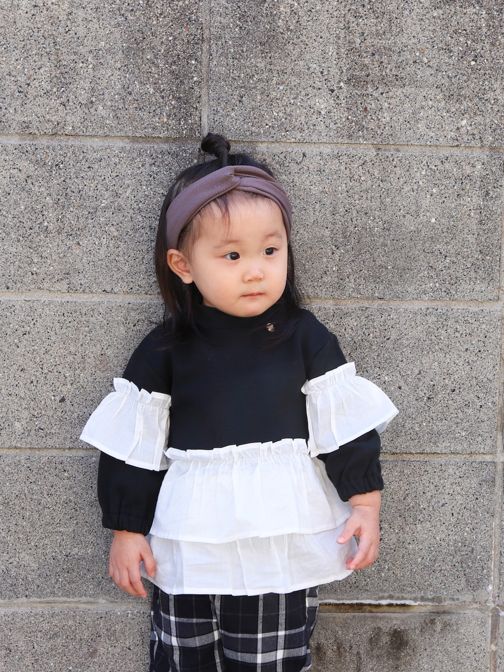 その他のスウェット、ブラック系のその他パンツ、ホワイト系のスニーカーを着用したキッズの秋コーディネートの4枚目の写真