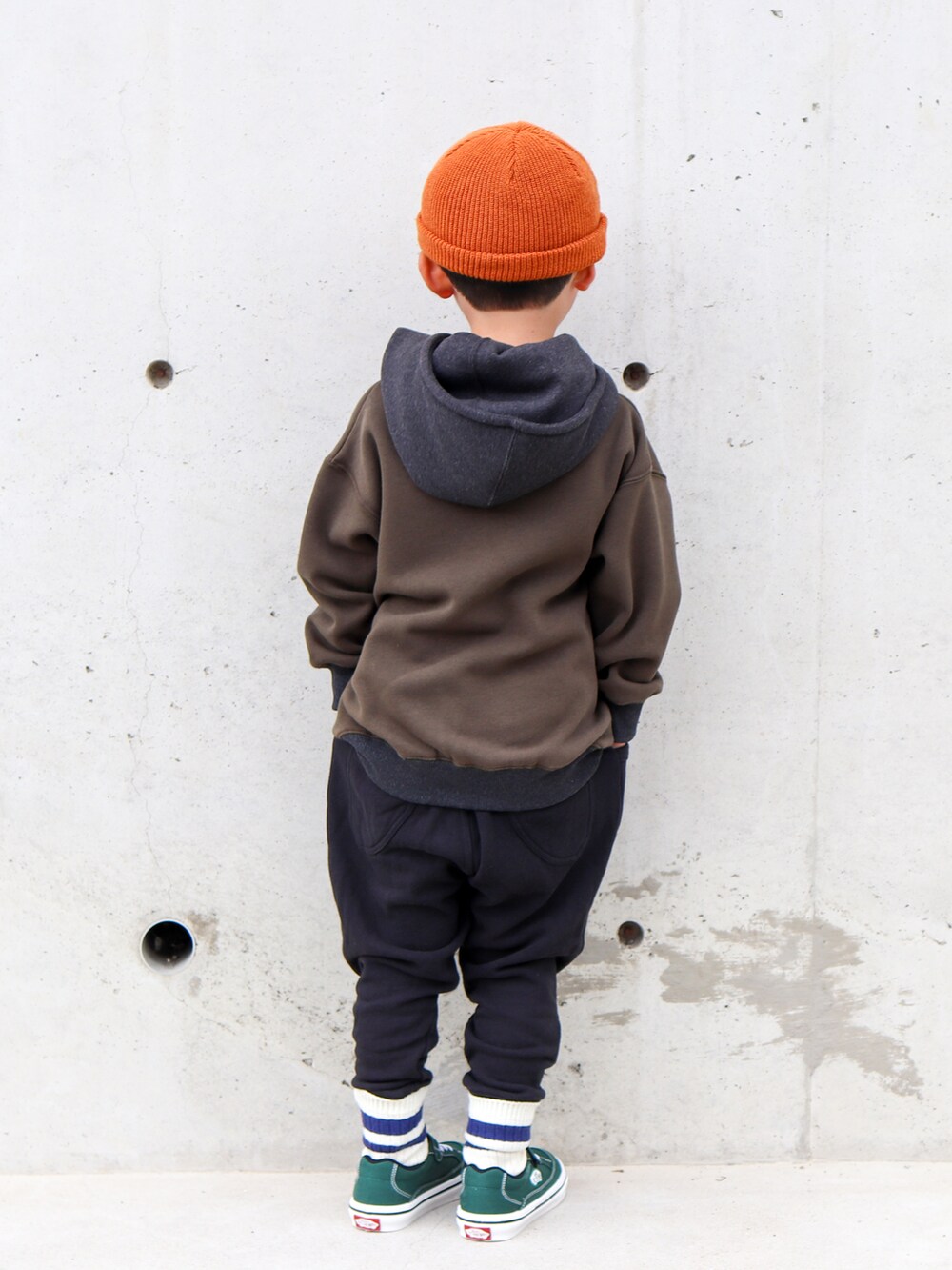 グリーン系のスウェット、ブラック系のその他パンツ、ホワイト系のショルダーバッグを着用したキッズの秋コーディネートの3枚目の写真