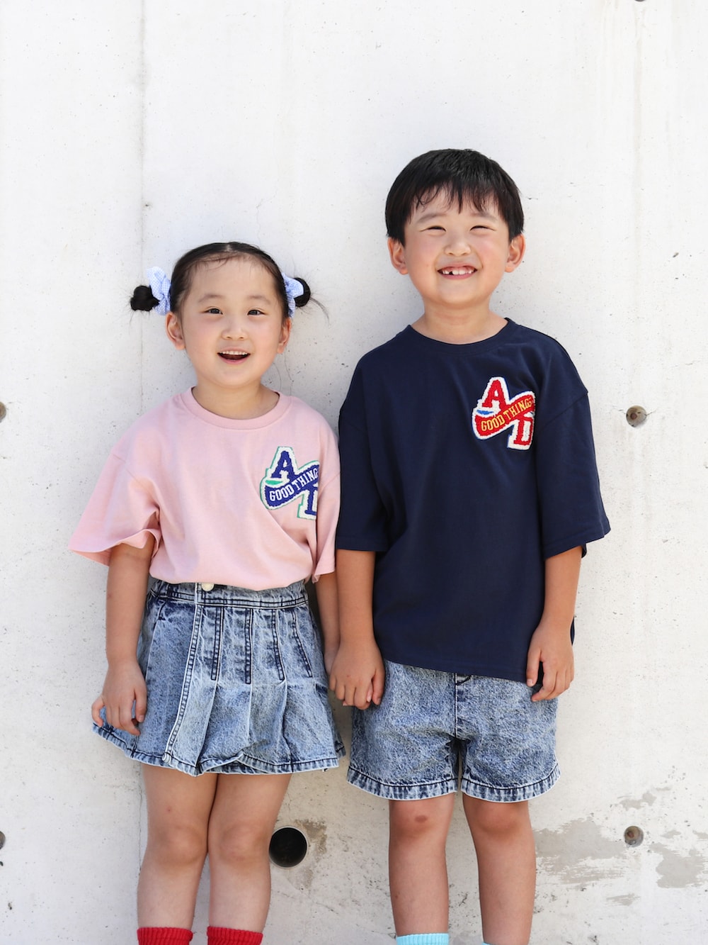 ブルー系のデニムパンツ、ホワイト系のスニーカー、ホワイト系のスニーカーを着用したキッズの夏コーディネートの2枚目の写真