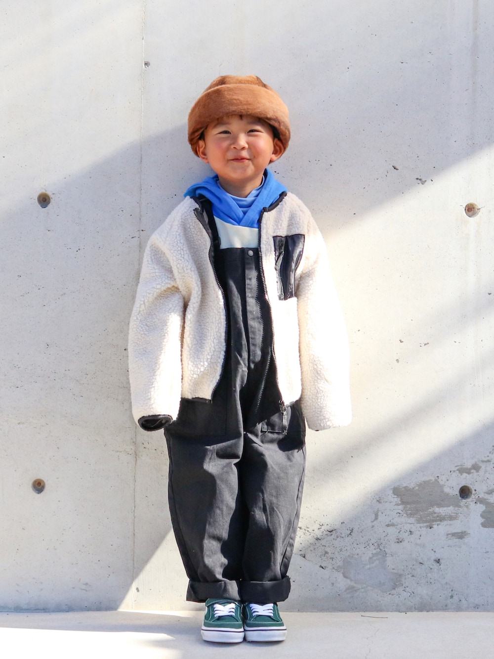 ホワイト系のその他アウター、ホワイト系のパーカー、ブルー系のTシャツ/カットソーを着用したキッズの冬コーディネートの4枚目の写真