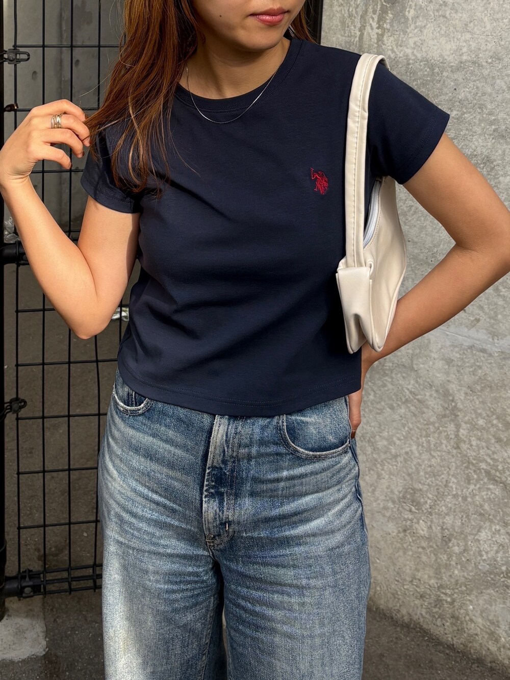 ブルー系のTシャツ/カットソーを着用したレディースの春コーディネートの2枚目の写真