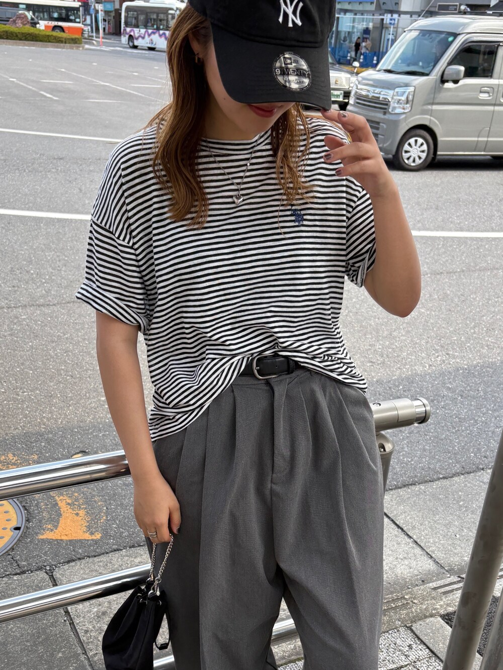 「半袖シャツ、ブラックコーデ、シンプルスタイル、オトナカジュアル、夏服コーデ、今日のコーデ」｜「U.S. POLO ASSN.のGeeRA別注【U.S. POLO ASSN.】ワンポイント刺繍スラブシアーカラー＆ボーダーTシャツ（Tシャツ/カットソー、ホワイト系）」を使った、misaさん（骨格ストレート・レディース・159cm）の夏コーディネートの3枚目の写真